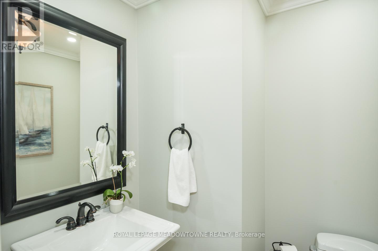 371 Alexander Crescent, Milton, Ontario  L9T 6K7 - Photo 8 - W12400228