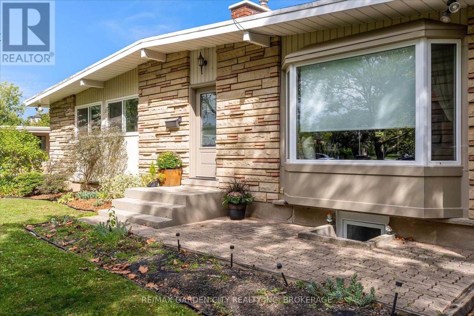 15 Jasmin Crescent, St. Catharines, Ontario  L2T 2B9 - Photo 4 - X12508018