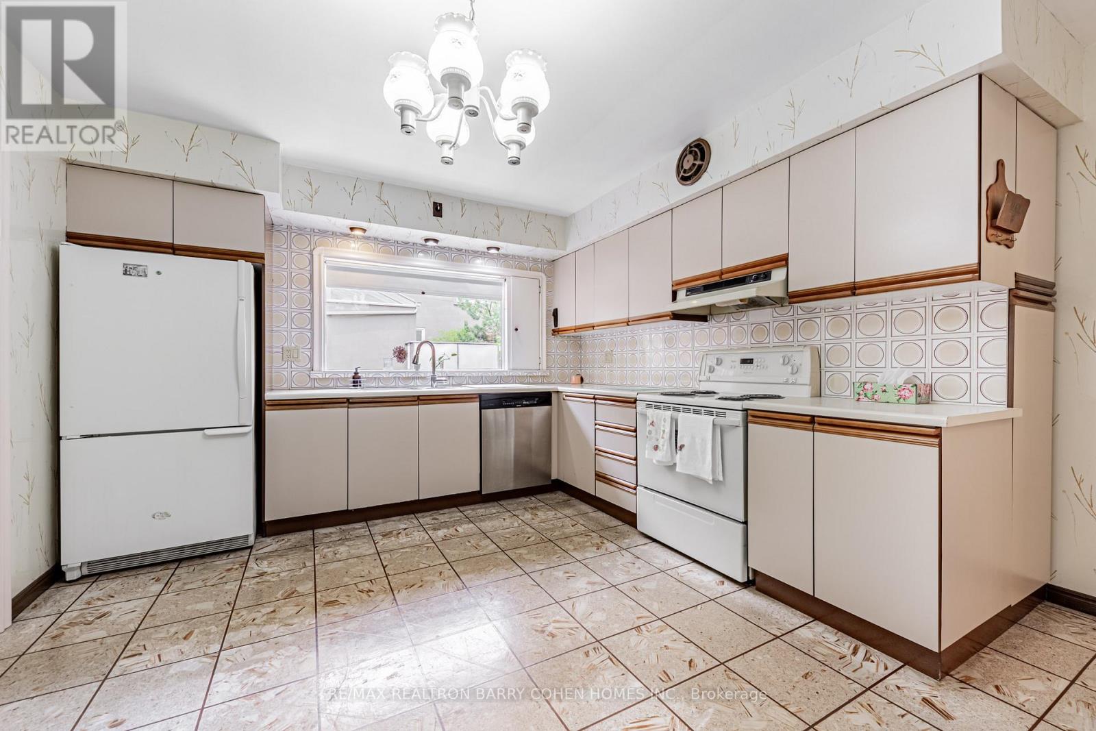 200 Cortleigh Boulevard, Toronto, Ontario  M5N 1P5 - Photo 8 - C12507704