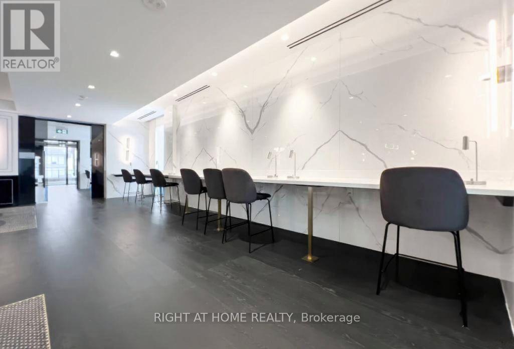 1716 - 8 Wellesley Street W, Toronto, Ontario  M4Y 0J5 - Photo 11 - C12506926