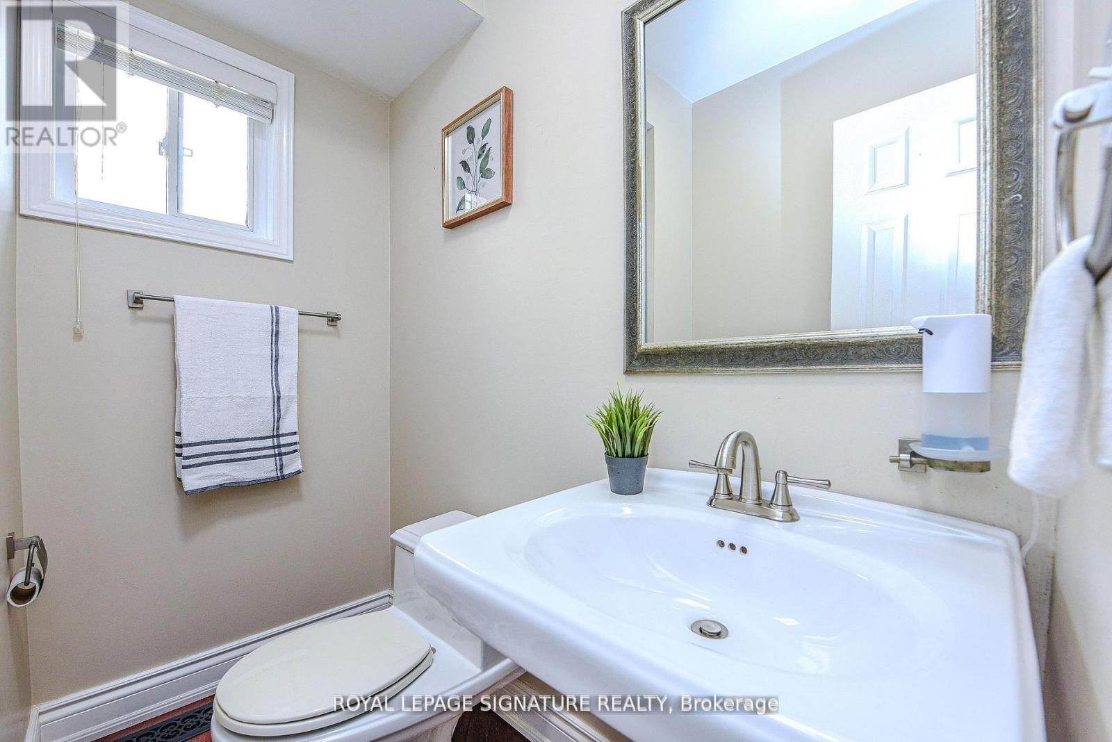 2547 Raglan Court, Mississauga, Ontario  L5M 5L5 - Photo 3 - W12507040