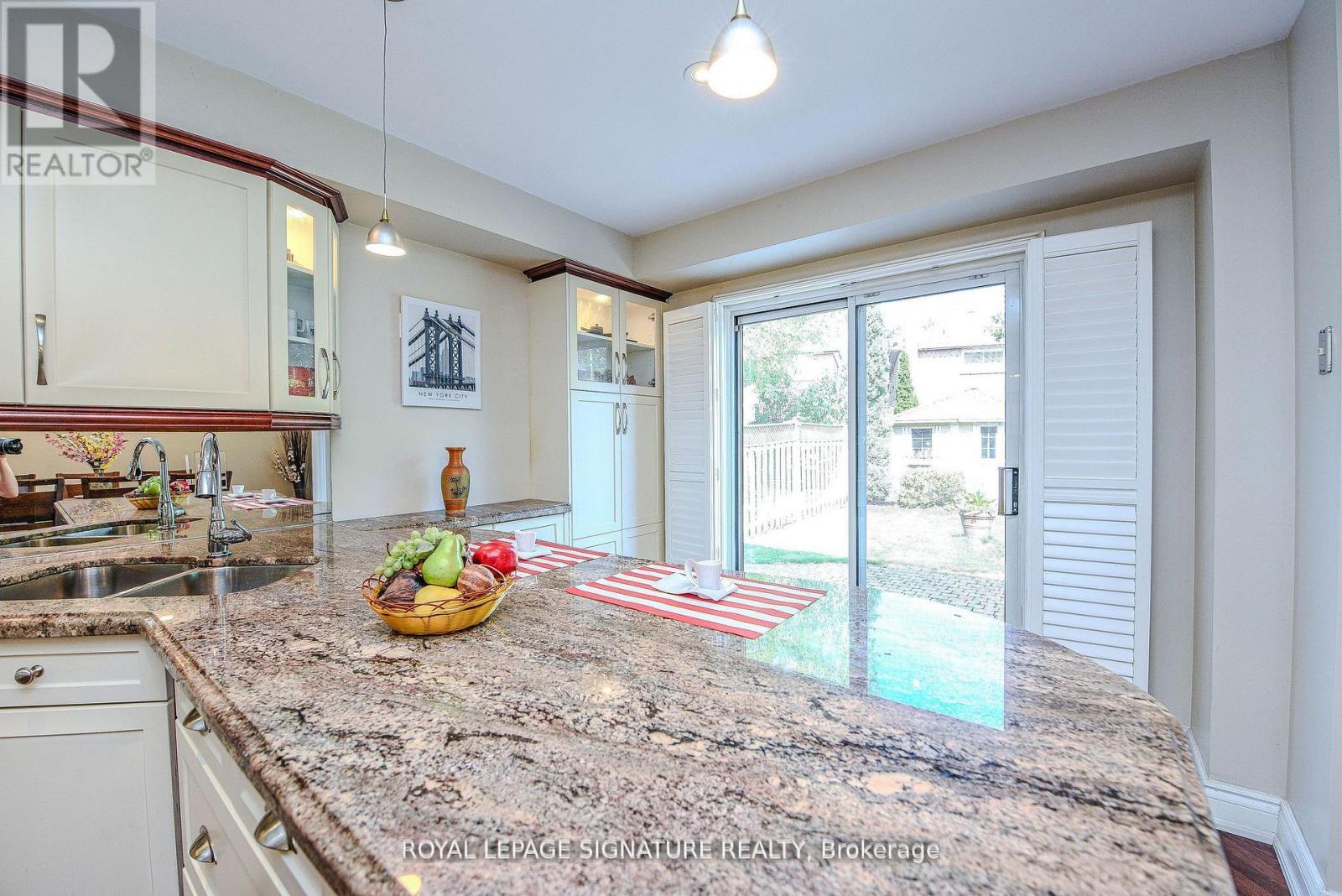 2547 Raglan Court, Mississauga, Ontario  L5M 5L5 - Photo 15 - W12507040