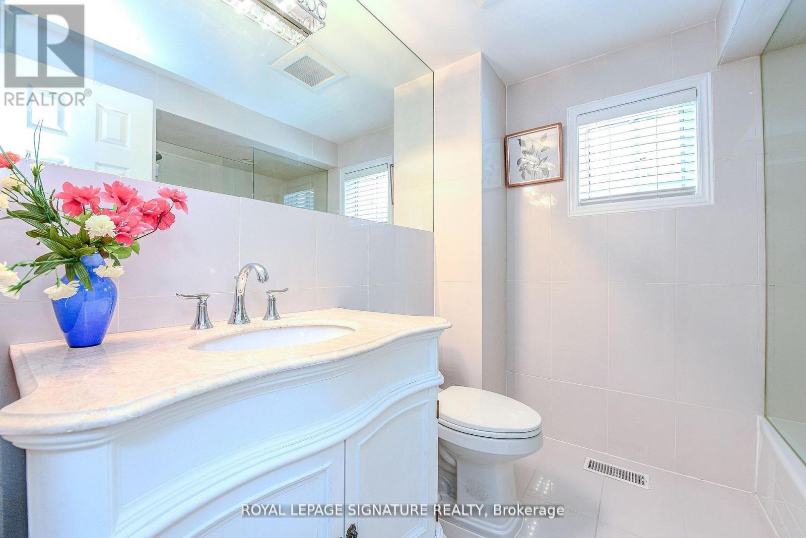 2547 Raglan Court, Mississauga, Ontario  L5M 5L5 - Photo 17 - W12507040