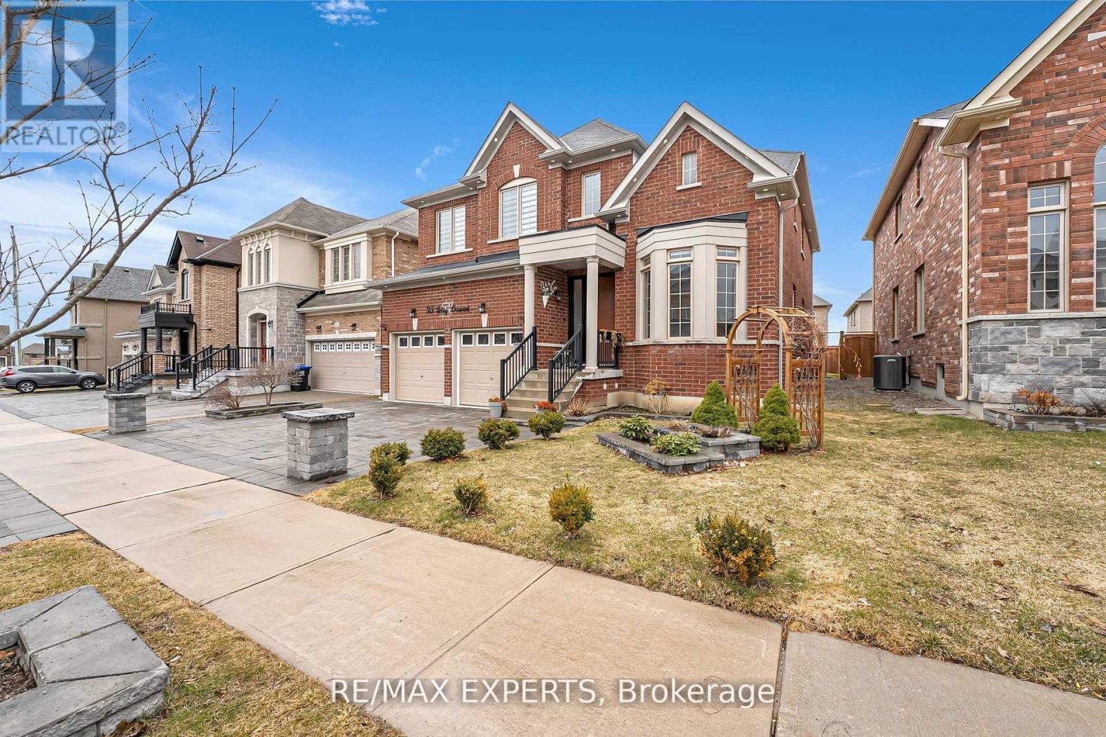 95 Selby Crescent, Bradford West Gwillimbury, Ontario  L3Z 0V3 - Photo 3 - N12507636