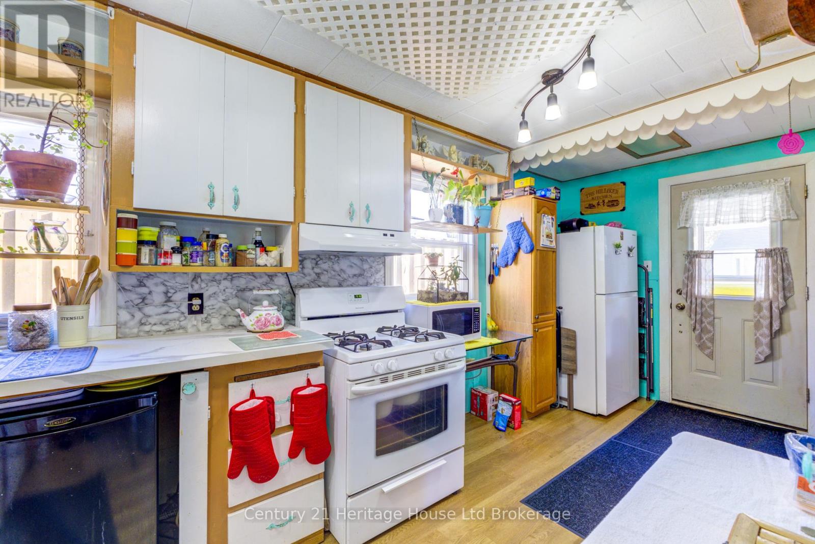 38 Sanderson Street, Brantford, Ontario  N3S 2V2 - Photo 11 - X12449362