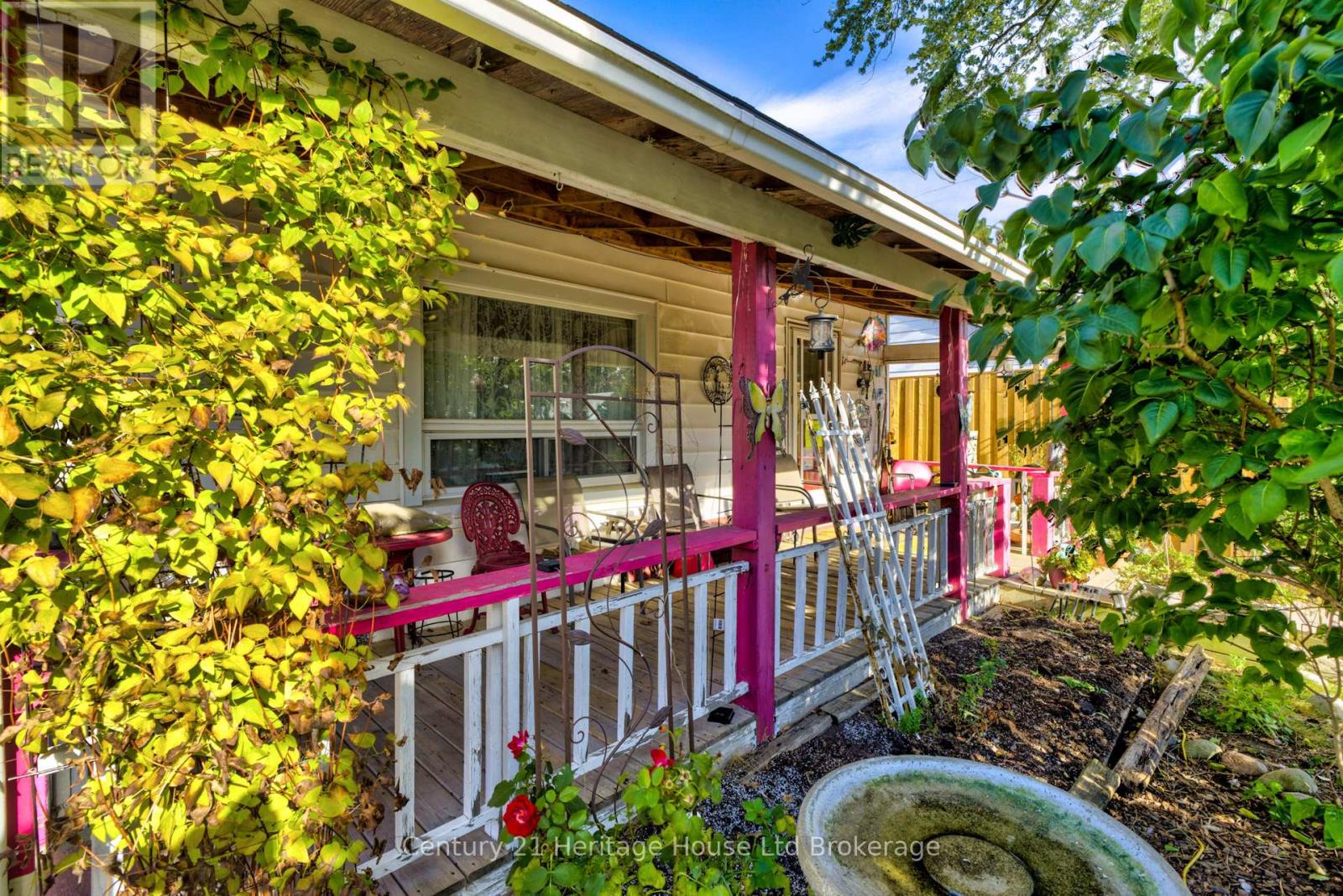 38 Sanderson Street, Brantford, Ontario  N3S 2V2 - Photo 4 - X12449362