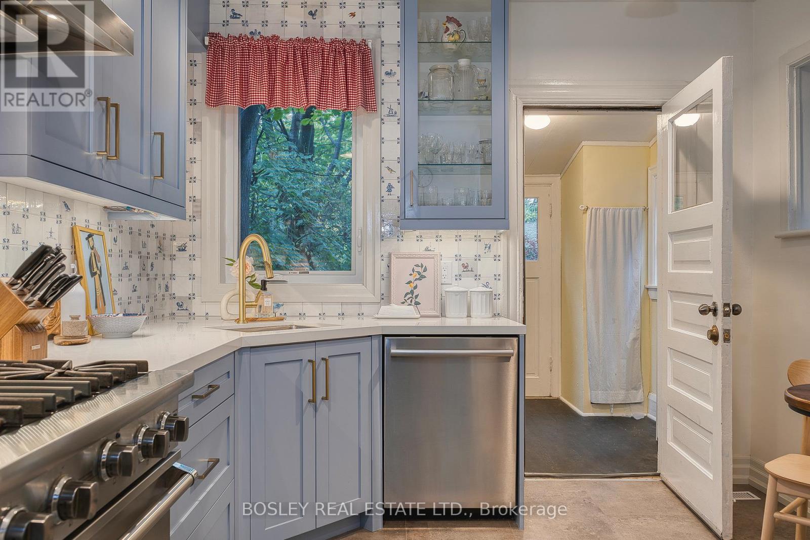 60 Grenadier Road, Toronto, Ontario  M6R 1R2 - Photo 17 - W12507590