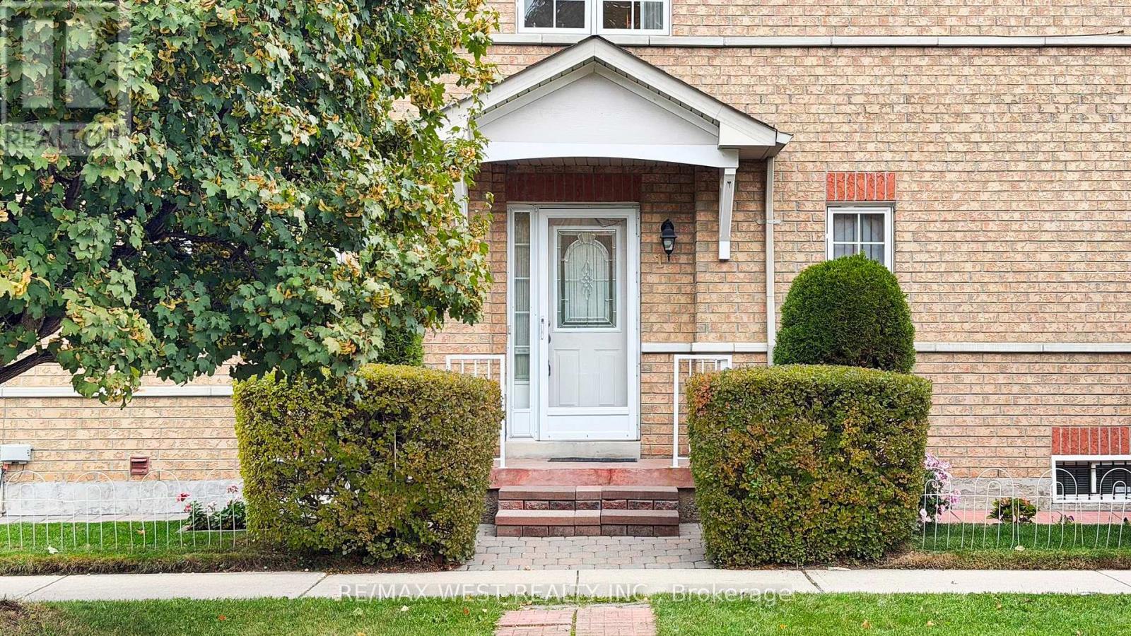 1 Platinum Drive, Toronto, Ontario  M6M 5K1 - Photo 5 - W12507594