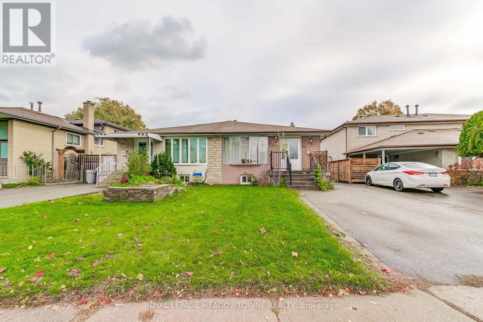 562 Raphael Avenue, Mississauga, Ontario  L5G 1W8 - Photo 2 - W12507612