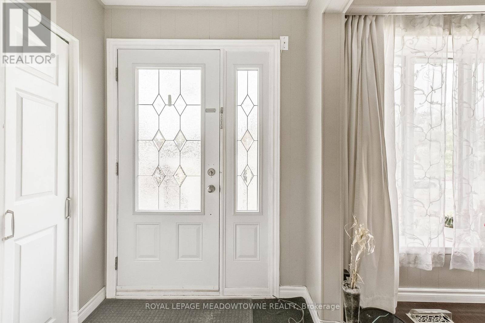 562 Raphael Avenue, Mississauga, Ontario  L5G 1W8 - Photo 3 - W12507612