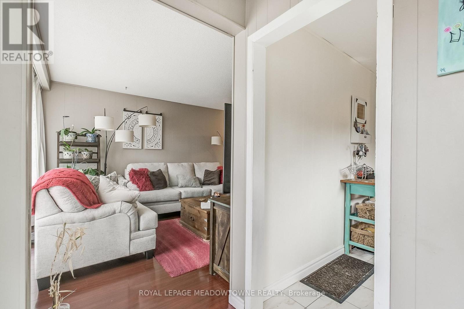 562 Raphael Avenue, Mississauga, Ontario  L5G 1W8 - Photo 4 - W12507612