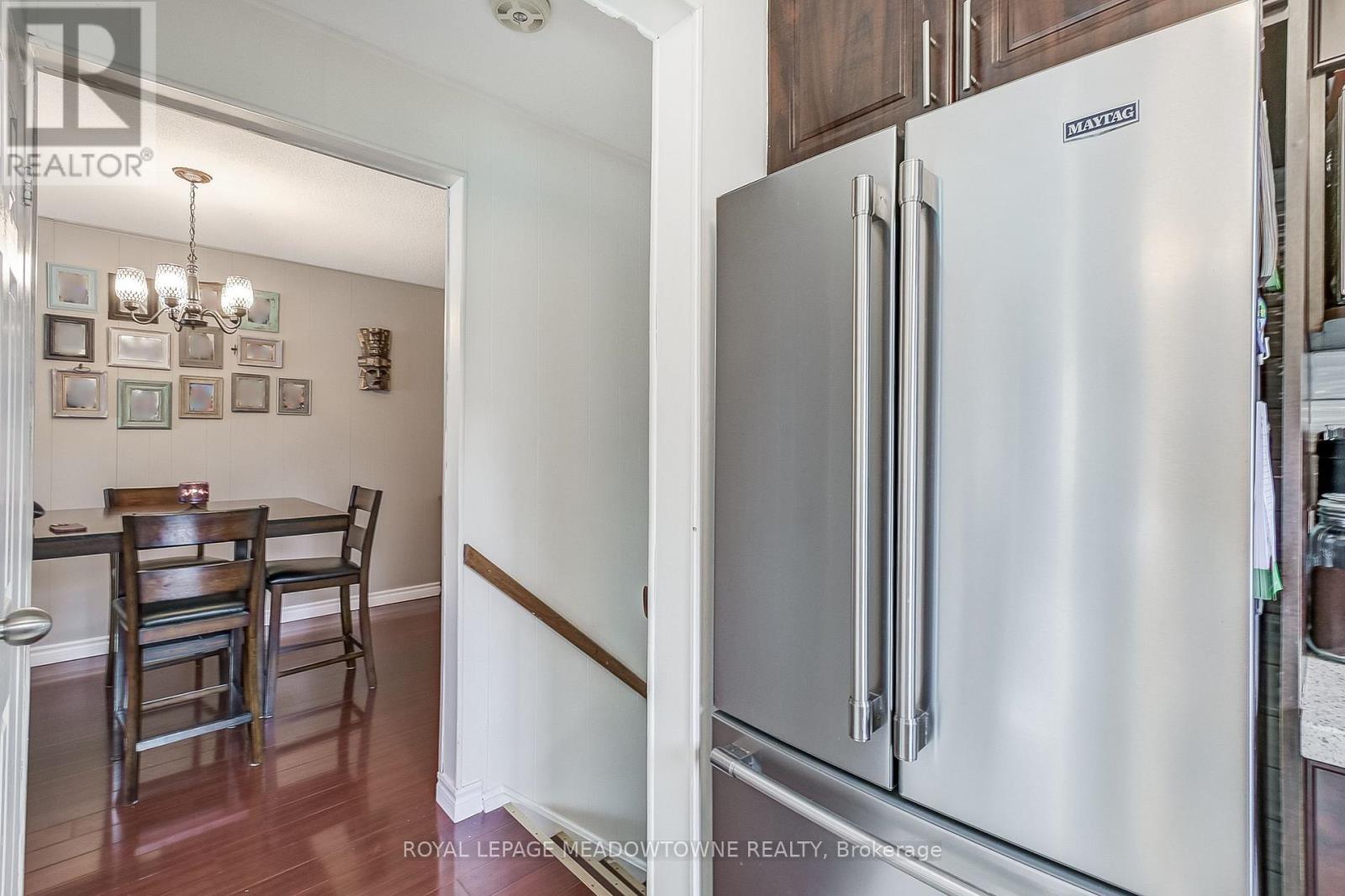 562 Raphael Avenue, Mississauga, Ontario  L5G 1W8 - Photo 8 - W12507612