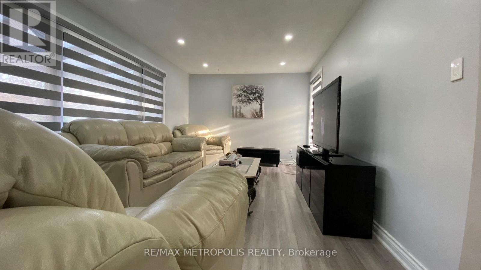 Upper - 6 Madoc Drive, Brampton, Ontario  L6V 1Z9 - Photo 12 - W12507642