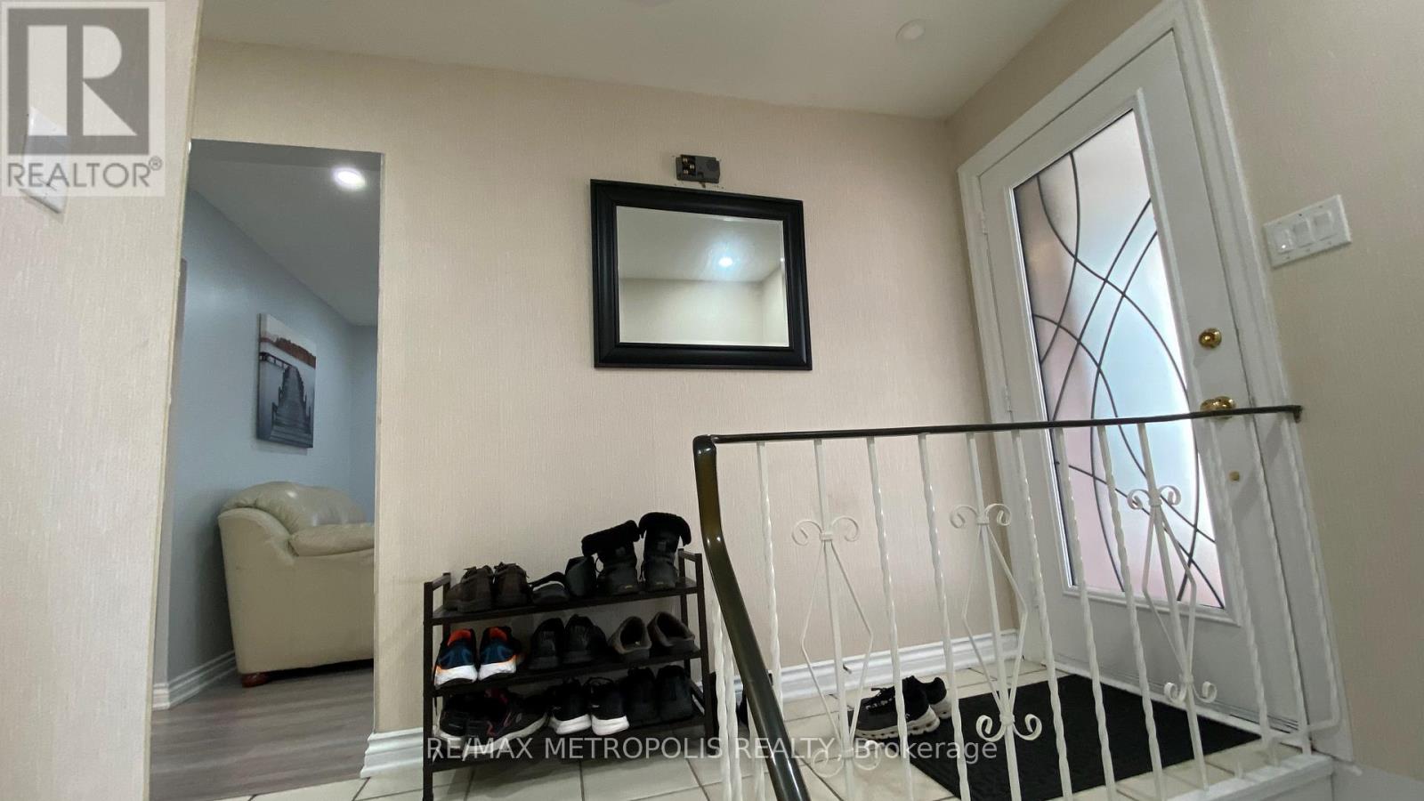 Upper - 6 Madoc Drive, Brampton, Ontario  L6V 1Z9 - Photo 2 - W12507642