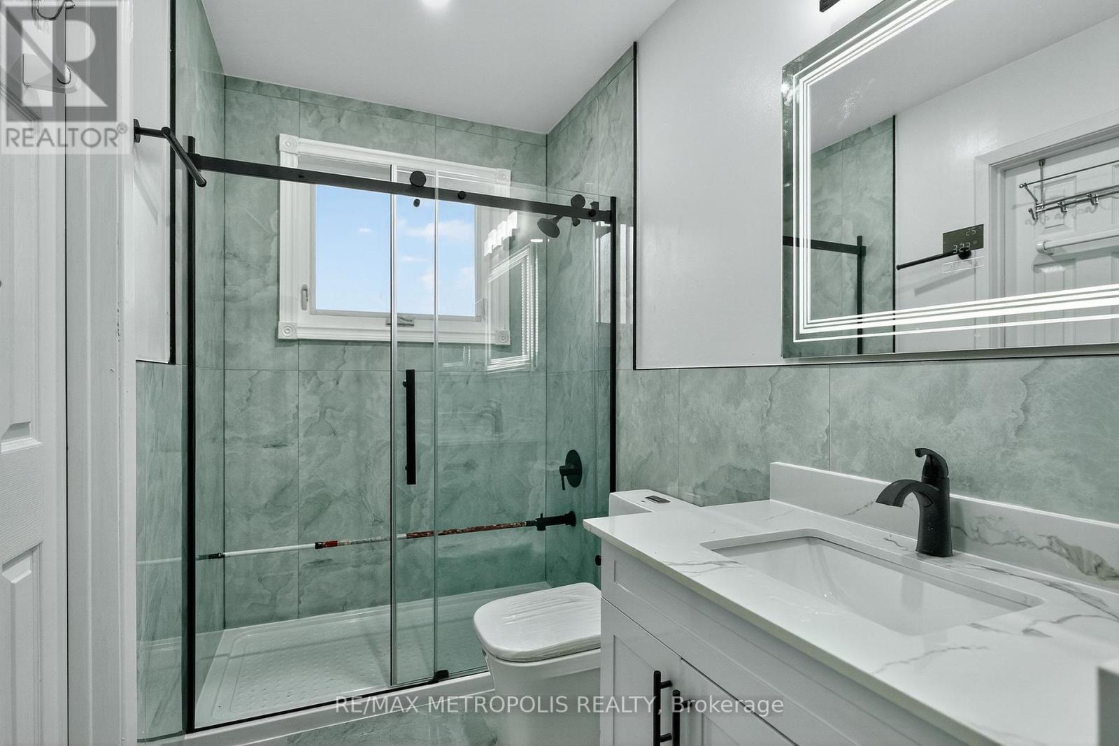 Upper - 6 Madoc Drive, Brampton, Ontario  L6V 1Z9 - Photo 21 - W12507642