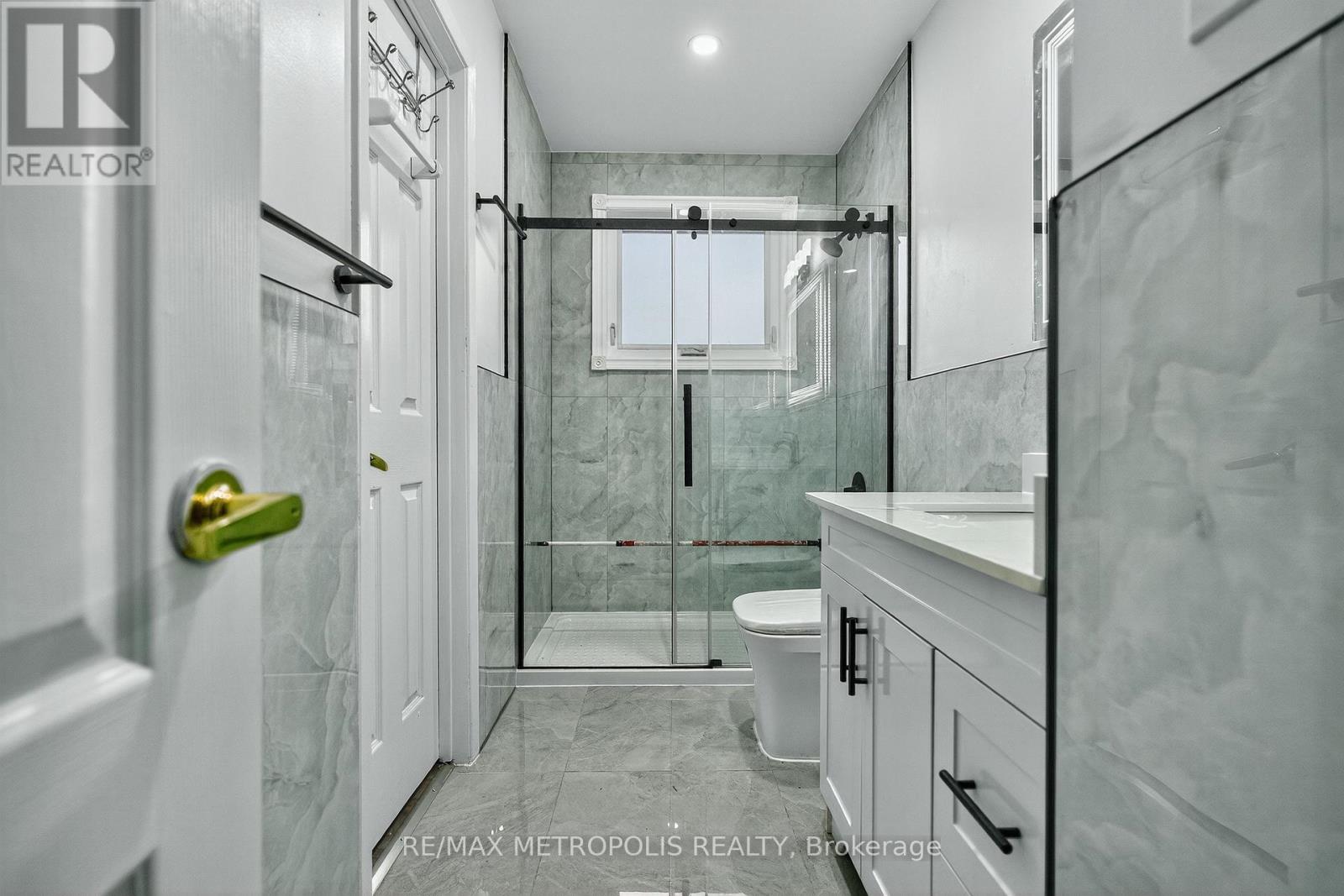 Upper - 6 Madoc Drive, Brampton, Ontario  L6V 1Z9 - Photo 22 - W12507642