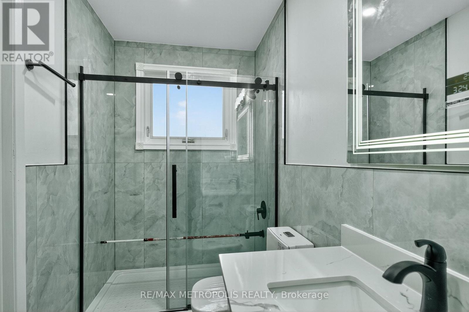 Upper - 6 Madoc Drive, Brampton, Ontario  L6V 1Z9 - Photo 25 - W12507642