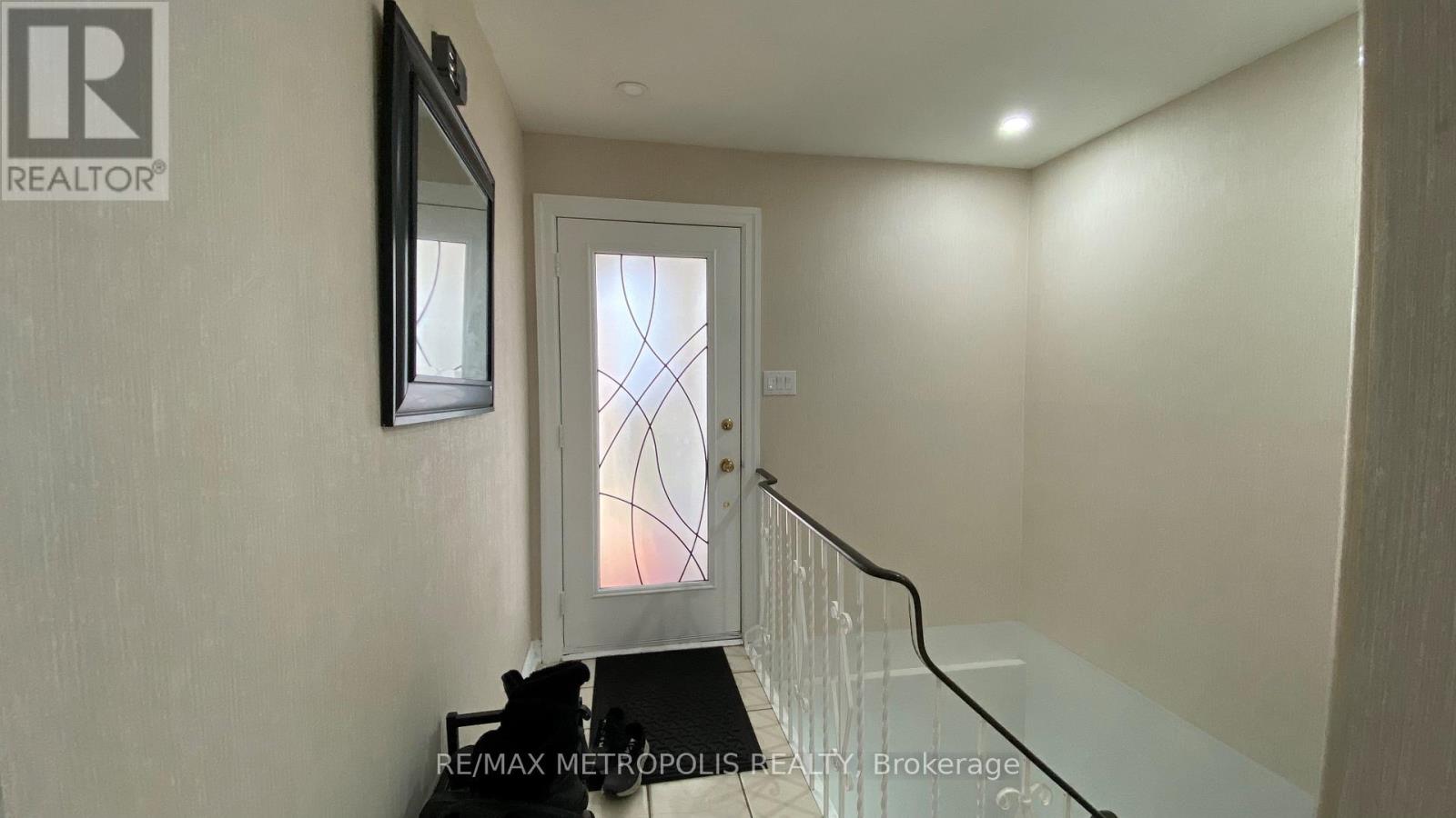 Upper - 6 Madoc Drive, Brampton, Ontario  L6V 1Z9 - Photo 3 - W12507642