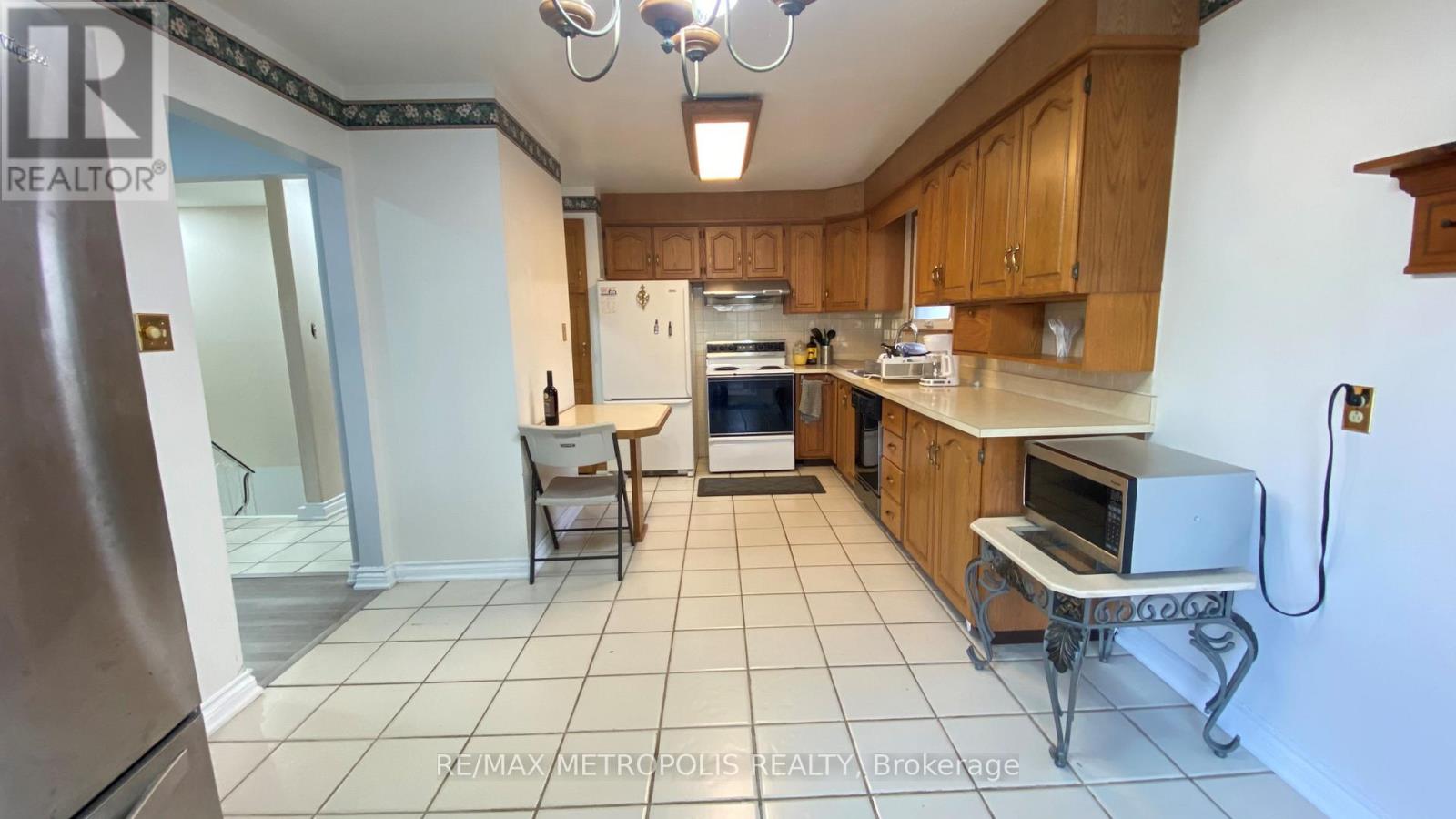 Upper - 6 Madoc Drive, Brampton, Ontario  L6V 1Z9 - Photo 4 - W12507642