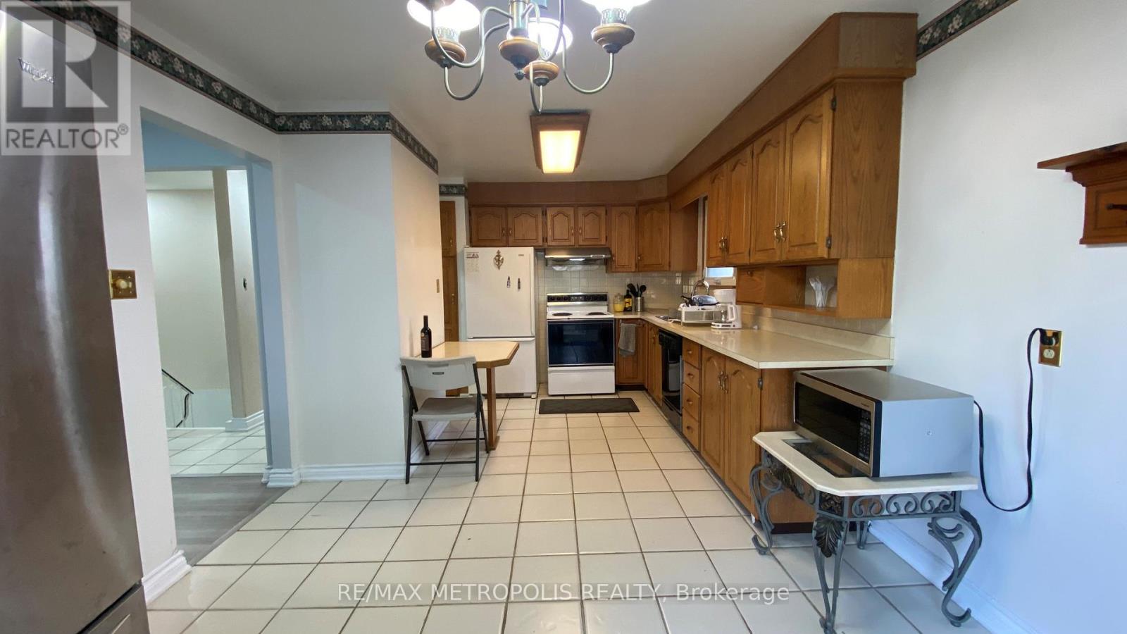 Upper - 6 Madoc Drive, Brampton, Ontario  L6V 1Z9 - Photo 5 - W12507642