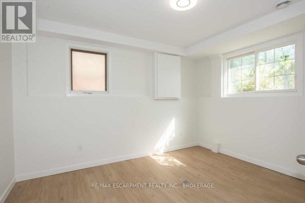 Lower - 6245 Eldorado Avenue, Niagara Falls, Ontario L2H 1S5 - Photo 3 - X12508168