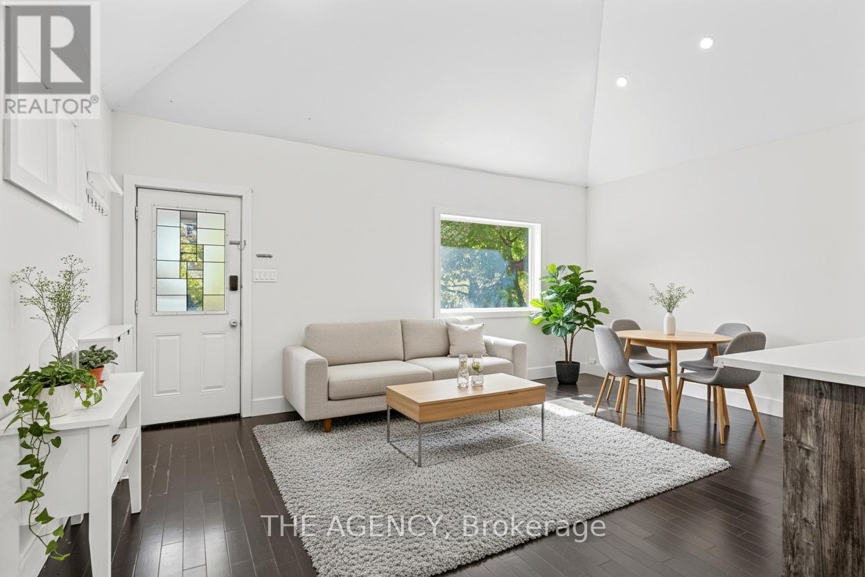 26 Gatwick Avenue, Toronto, Ontario  M4C 1W3 - Photo 4 - E12507846