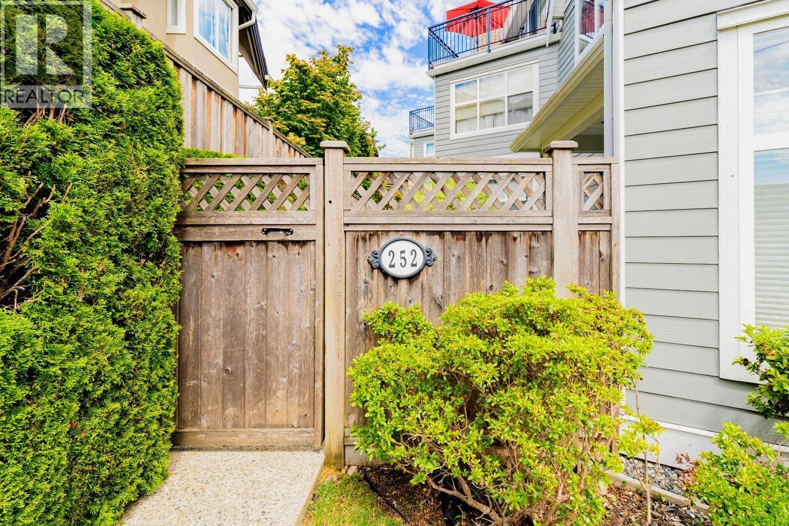 1 252 W 13th Street, North Vancouver, British Columbia  V7M 1N7 - Photo 2 - R3064455