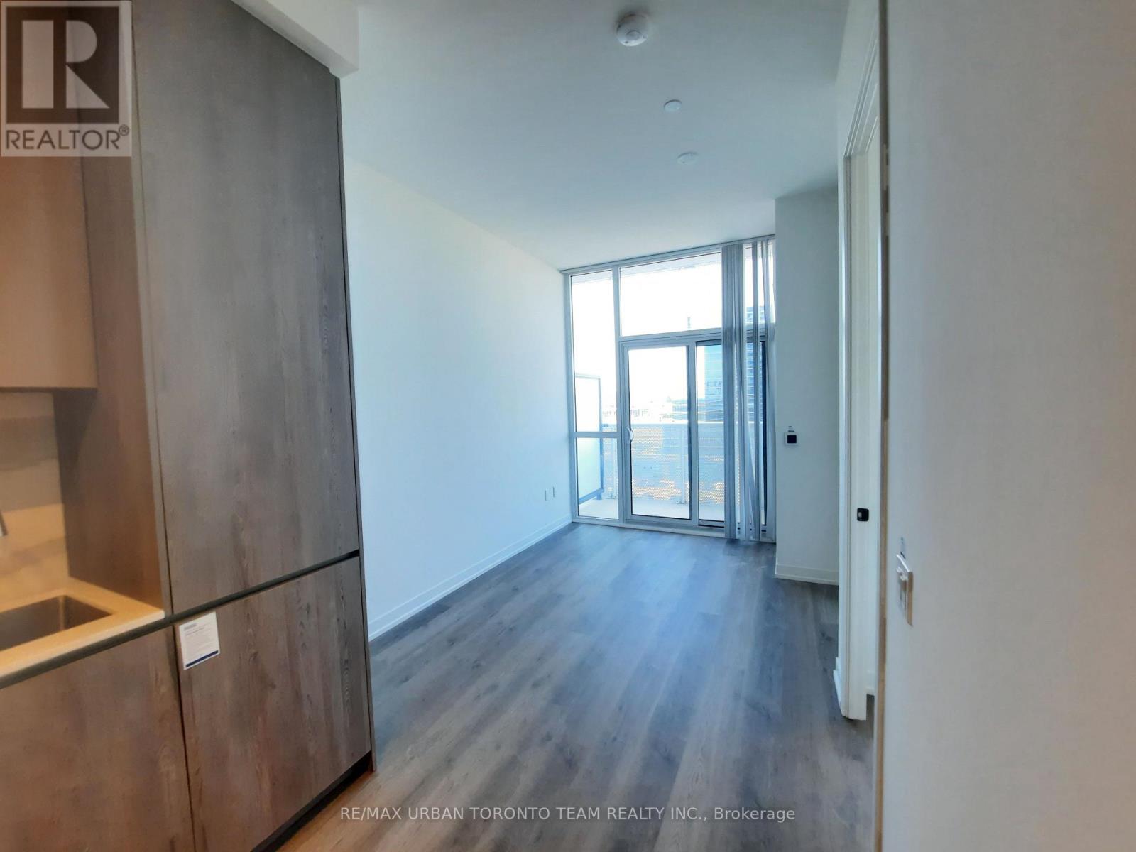 606 - 8 Interchange Way, Vaughan, Ontario  L4K 5Z7 - Photo 3 - N12507840