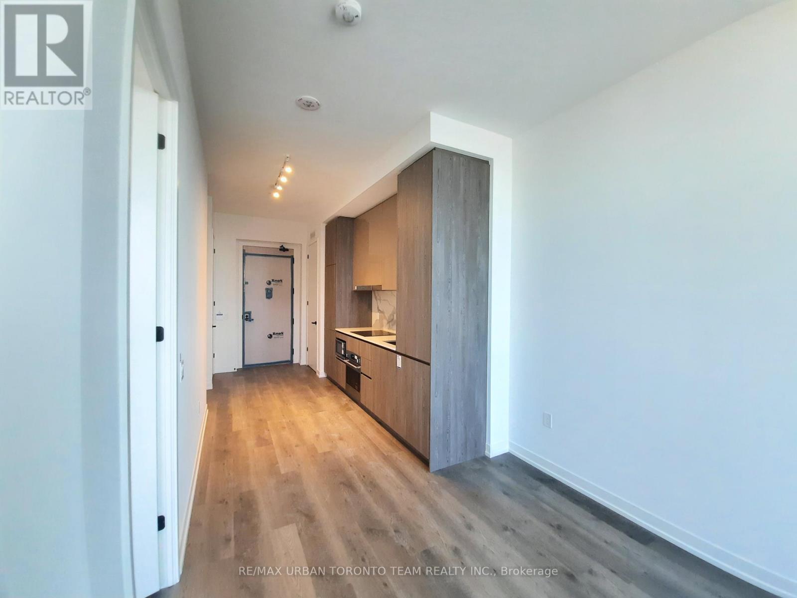 606 - 8 Interchange Way, Vaughan, Ontario  L4K 5Z7 - Photo 4 - N12507840