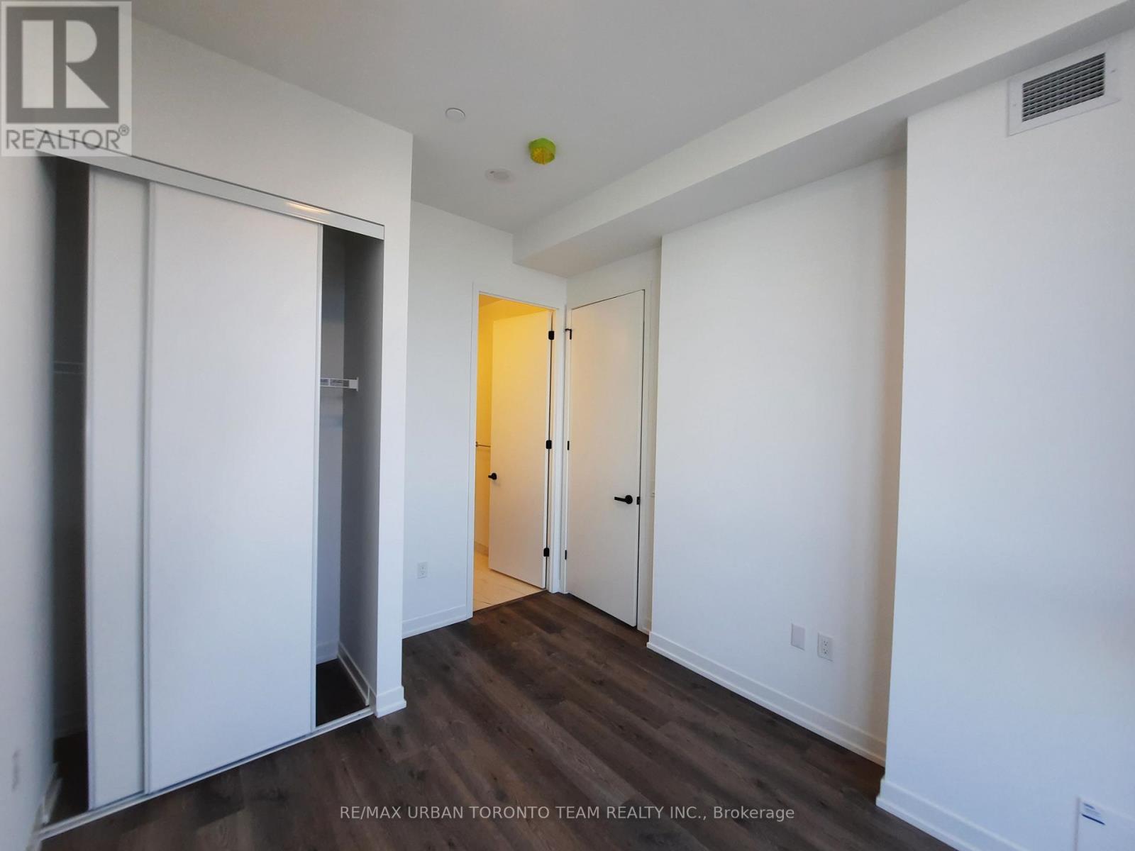 606 - 8 Interchange Way, Vaughan, Ontario  L4K 5Z7 - Photo 5 - N12507840