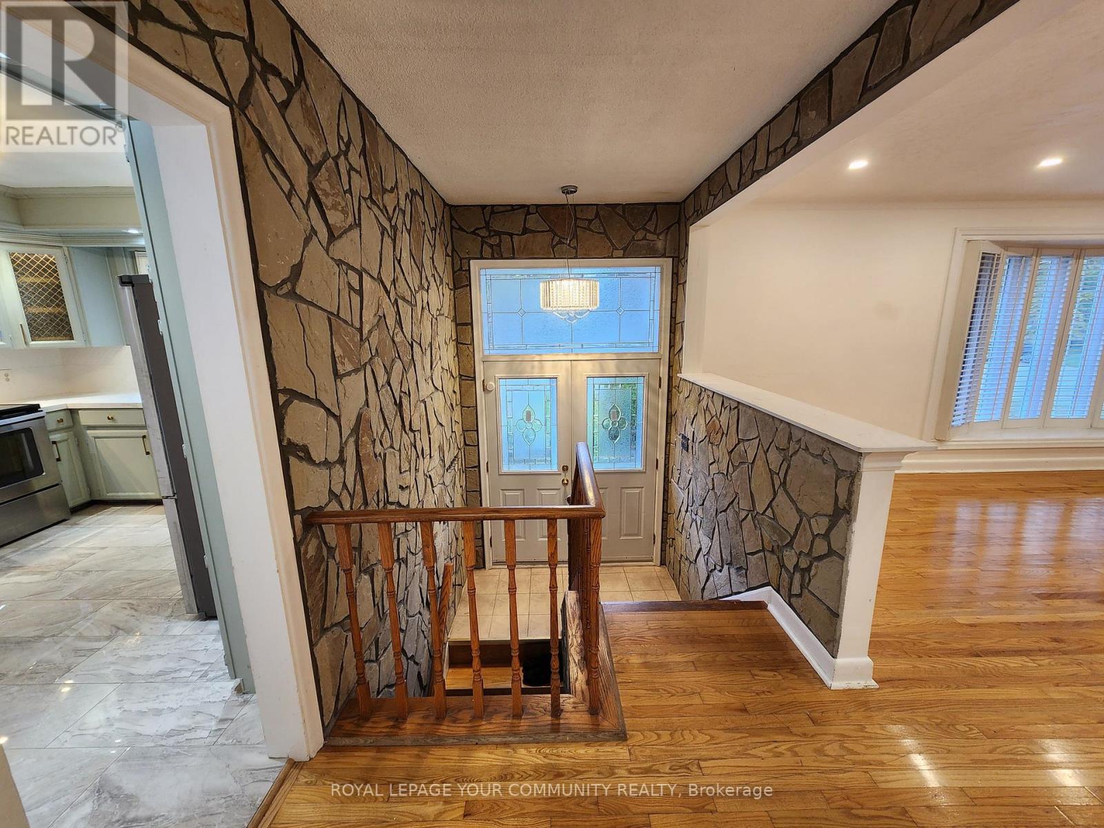 394 Paliser Crescent N, Richmond Hill, Ontario  L4C 1R6 - Photo 3 - N12423103