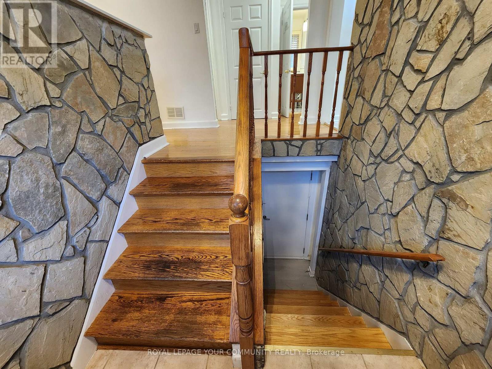 394 Paliser Crescent N, Richmond Hill, Ontario  L4C 1R6 - Photo 2 - N12423103