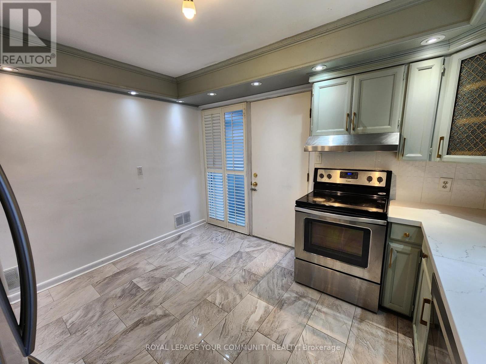 394 Paliser Crescent N, Richmond Hill, Ontario  L4C 1R6 - Photo 8 - N12423103