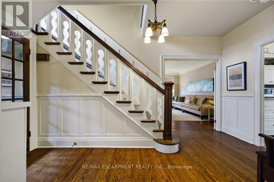 2 Oak Knoll Drive, Hamilton, Ontario  L8S 4C3 - Photo 9 - X12507062