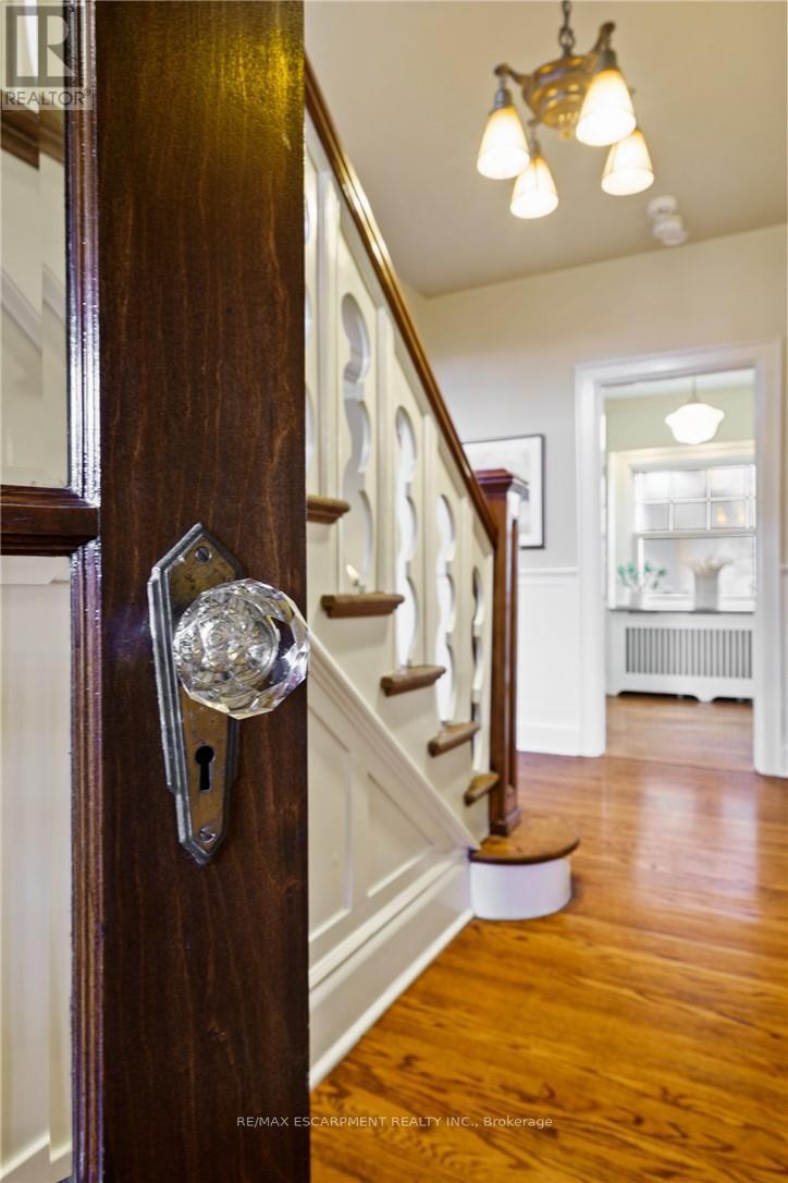 2 Oak Knoll Drive, Hamilton, Ontario  L8S 4C3 - Photo 4 - X12507062