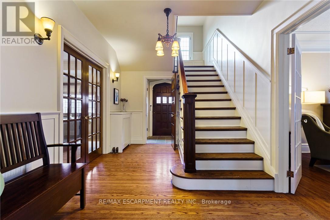 2 Oak Knoll Drive, Hamilton, Ontario  L8S 4C3 - Photo 5 - X12507062