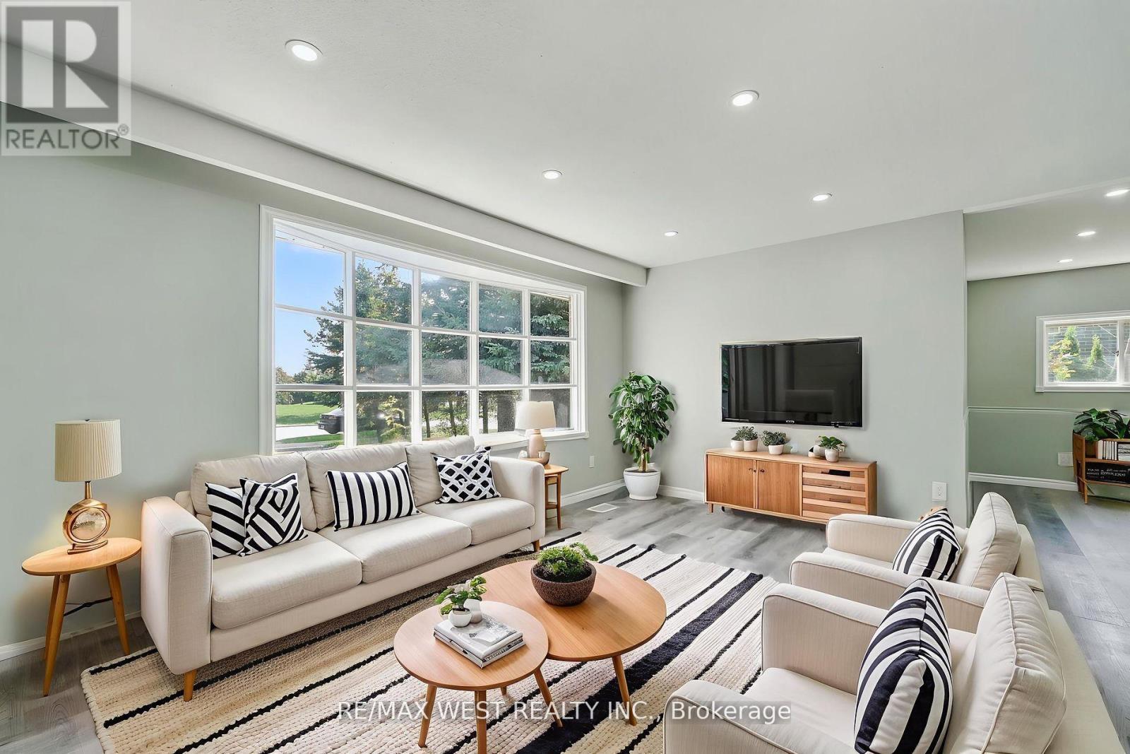 15 Lawrence Avenue, Orangeville, Ontario  L9W 1S5 - Photo 2 - W12507752