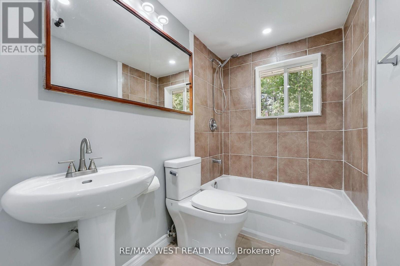 15 Lawrence Avenue, Orangeville, Ontario  L9W 1S5 - Photo 9 - W12507752