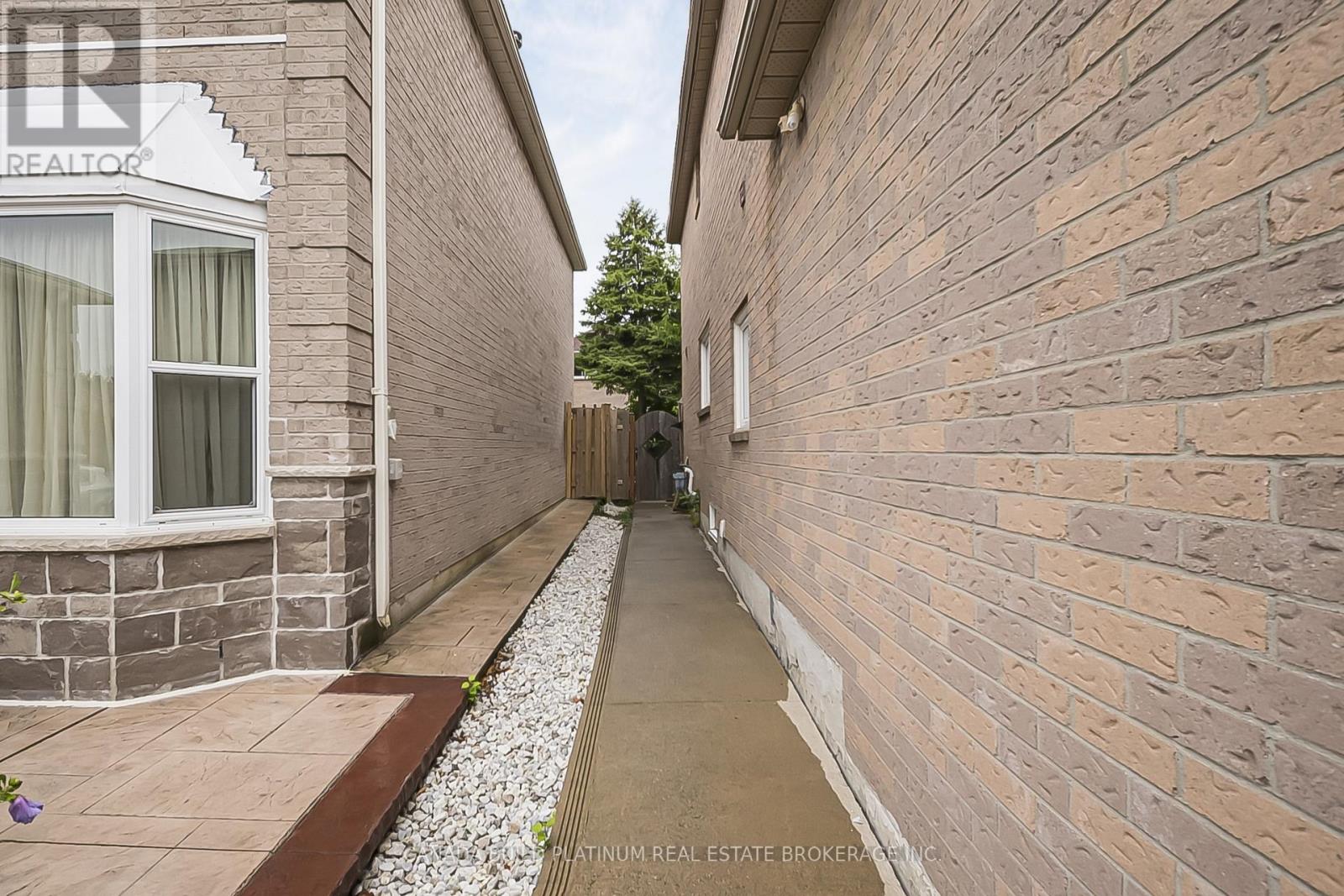 71 Ravenswood Drive, Brampton, Ontario  L6Y 4A1 - Photo 4 - W12507798