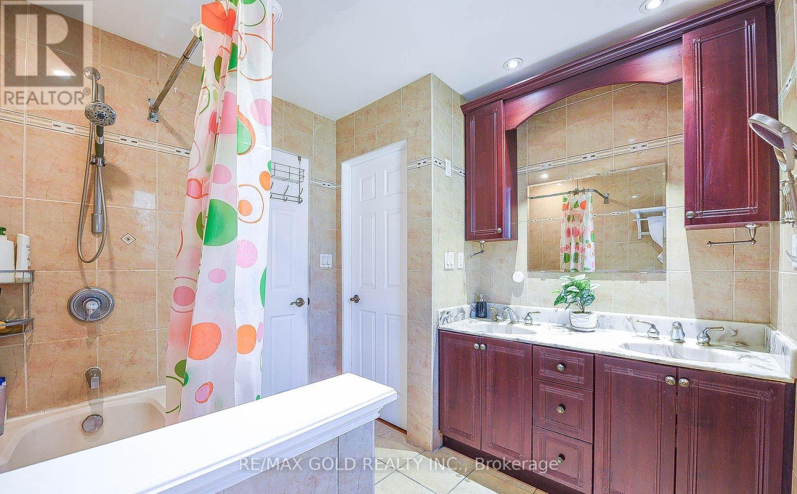 13 Foster Road, Mississauga, Ontario  L4T 1C3 - Photo 15 - W12507850