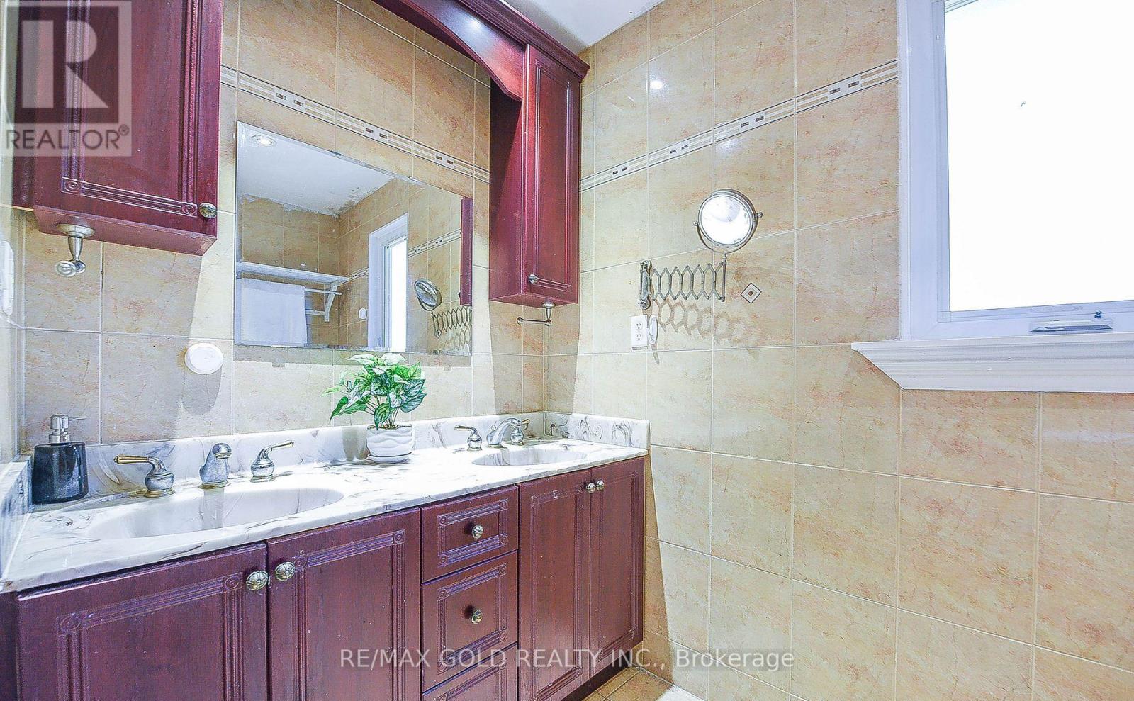 13 Foster Road, Mississauga, Ontario  L4T 1C3 - Photo 18 - W12507850