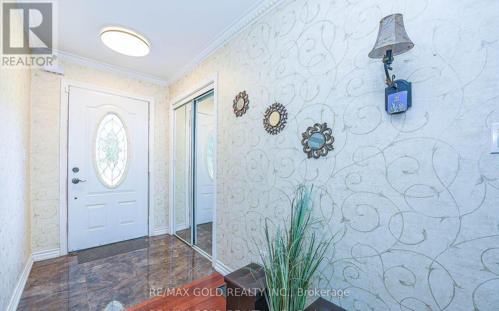 13 Foster Road, Mississauga, Ontario  L4T 1C3 - Photo 3 - W12507850