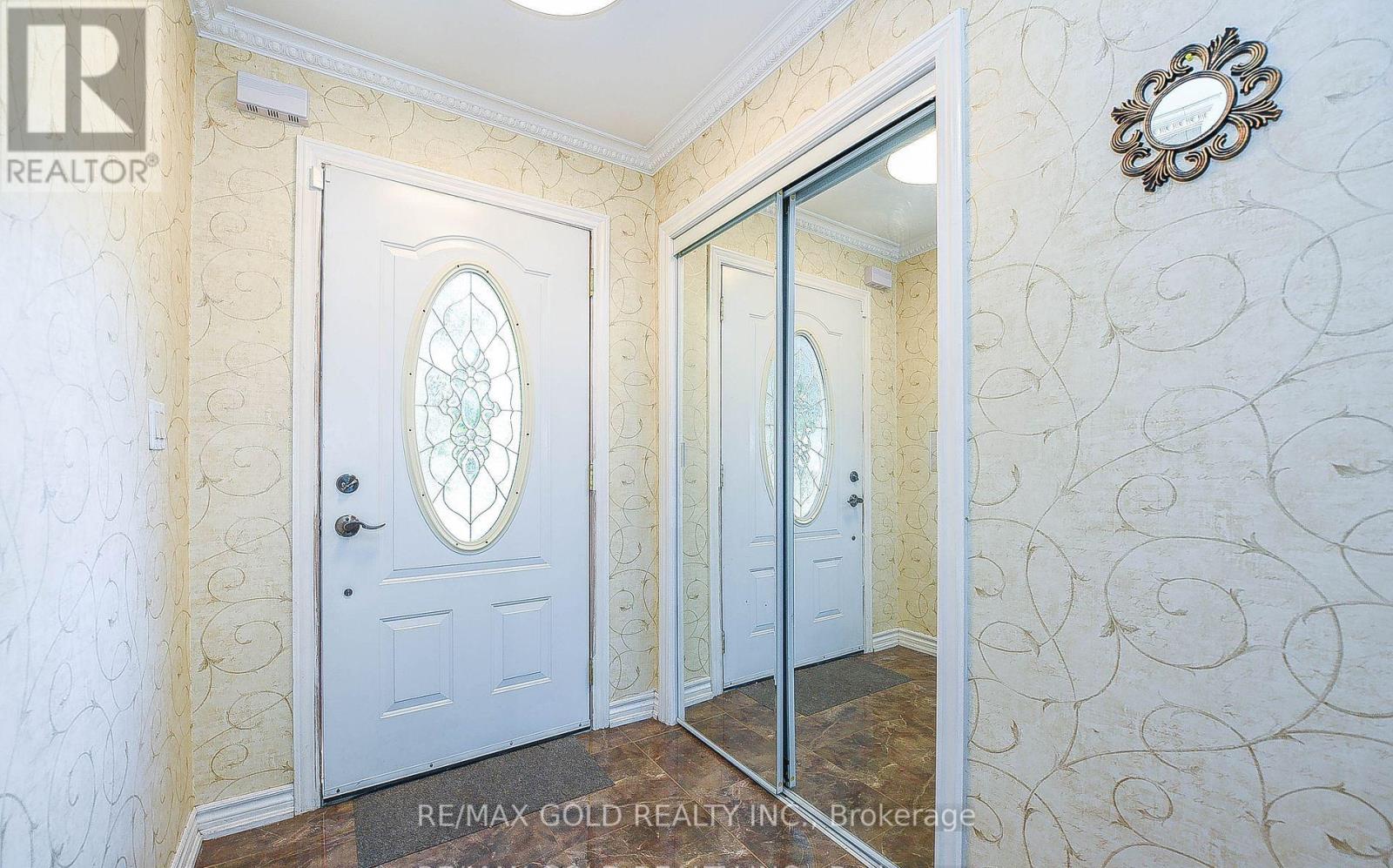 13 Foster Road, Mississauga, Ontario  L4T 1C3 - Photo 4 - W12507850