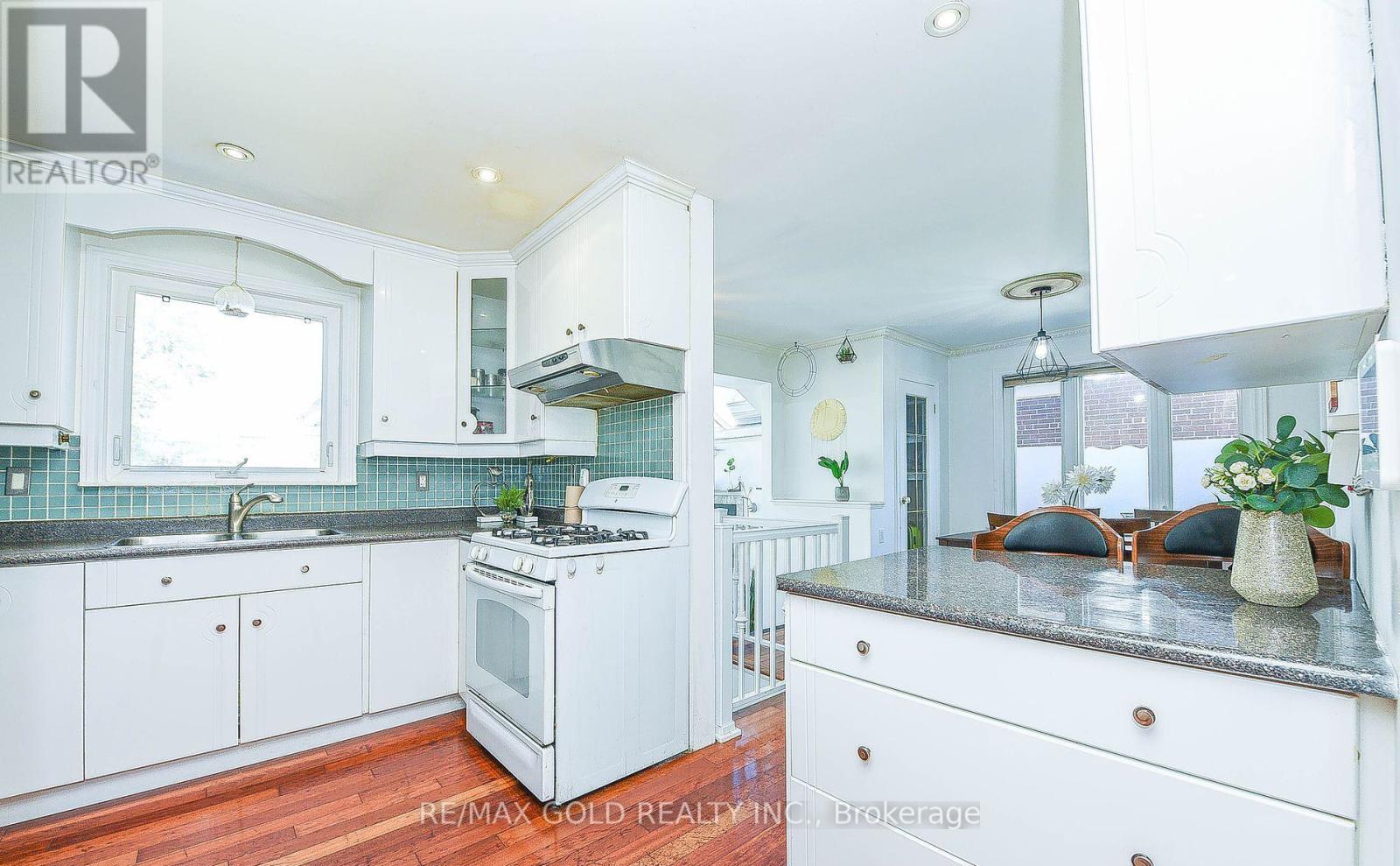 13 Foster Road, Mississauga, Ontario  L4T 1C3 - Photo 8 - W12507850