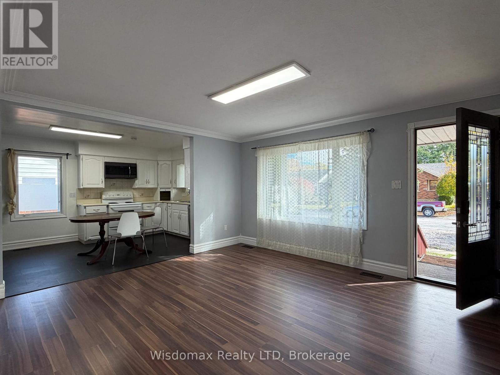 25 Ted Street, St. Catharines, Ontario L2N 1E6 - Photo 7 - X12500262