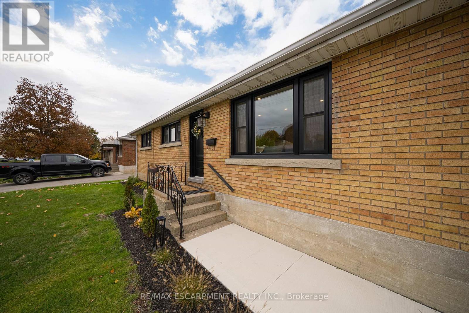 37 Rowanwood Avenue, Brantford, Ontario  N3S 7C1 - Photo 3 - X12508006