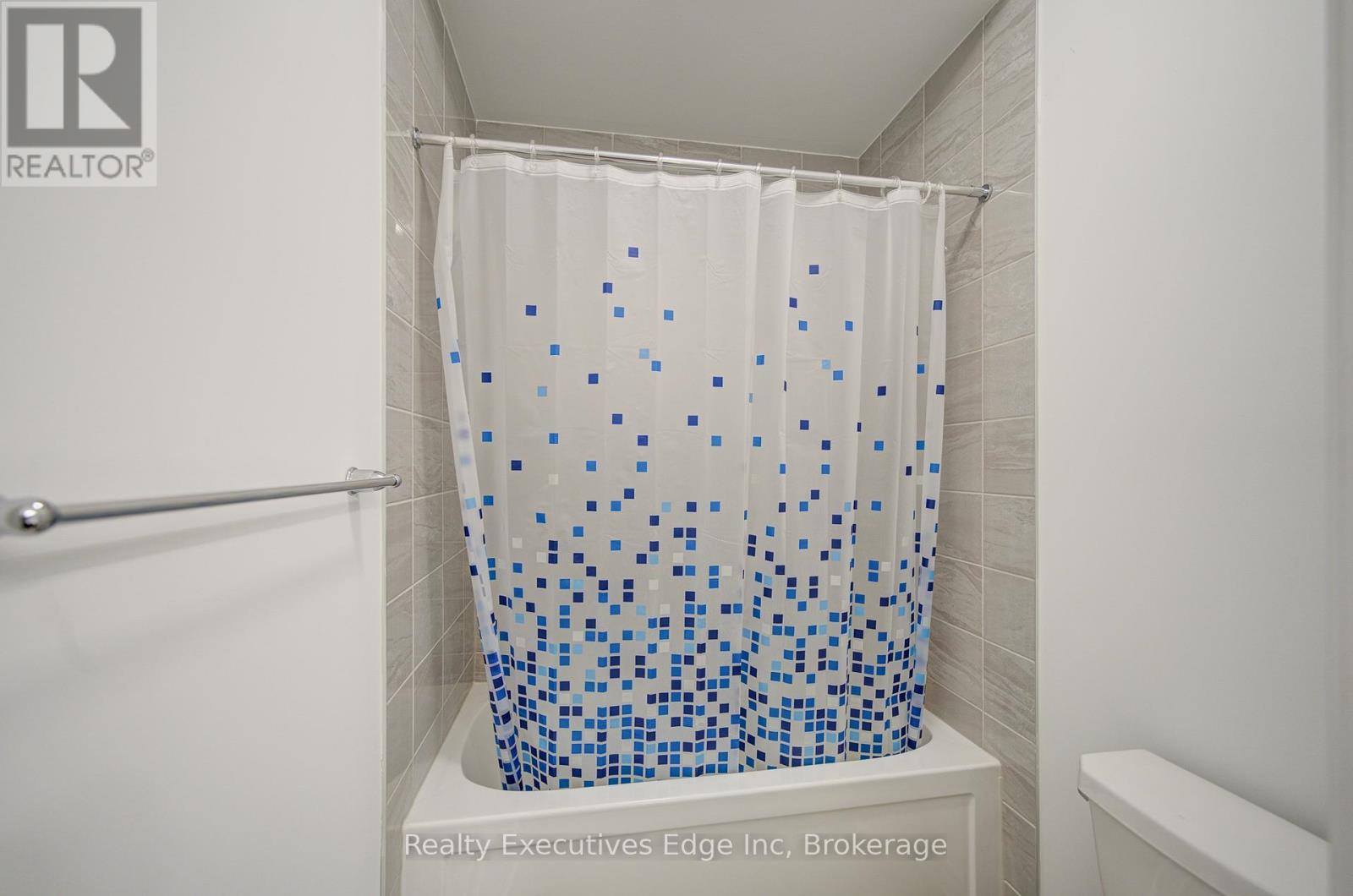 229 Forestwalk Street, Kitchener, Ontario N2R 0T2 - Photo 22 - X12508360