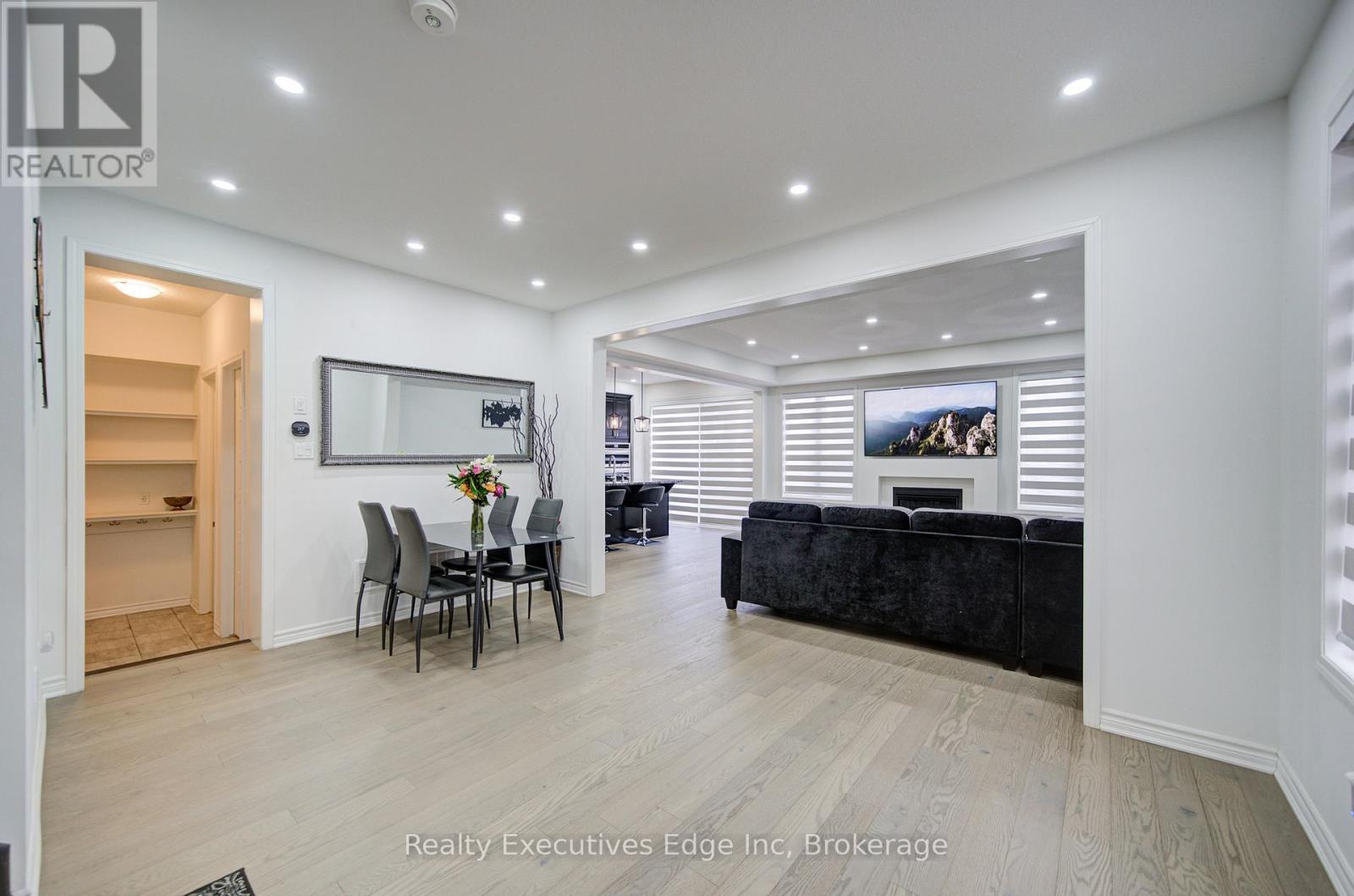 229 Forestwalk Street, Kitchener, Ontario N2R 0T2 - Photo 9 - X12508360