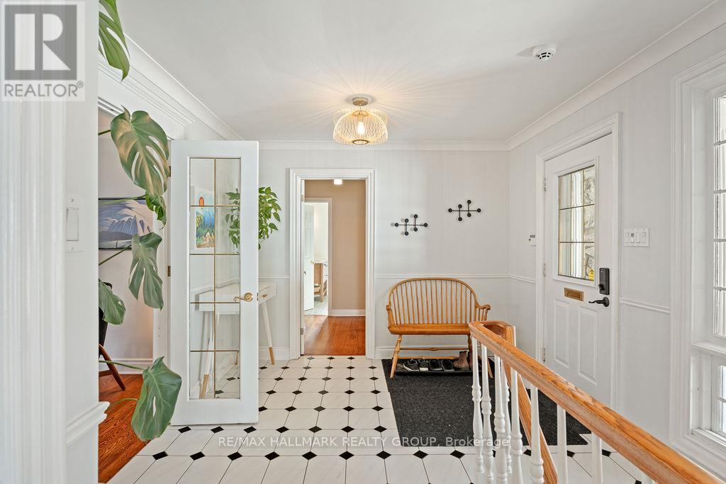 275 Crocus Avenue, Ottawa, Ontario  K1H 6C7 - Photo 3 - X12508216