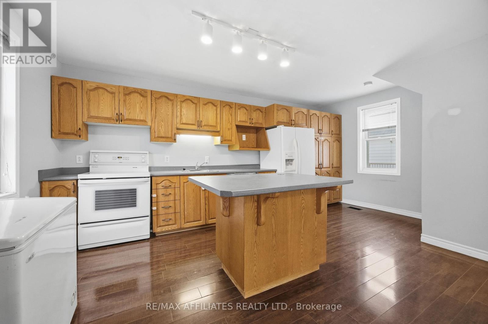 18 Cockburn Street, Perth, Ontario  K7H 2A9 - Photo 5 - X12508224